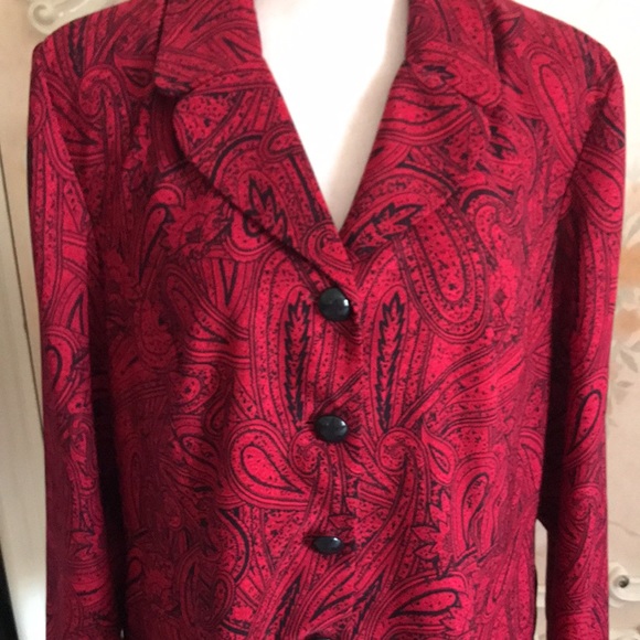 Woman’s  blouse by Leslie Fay. - Picture 7 of 8